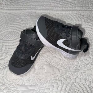 6c Nike Charcoal Grey and White Sneakers